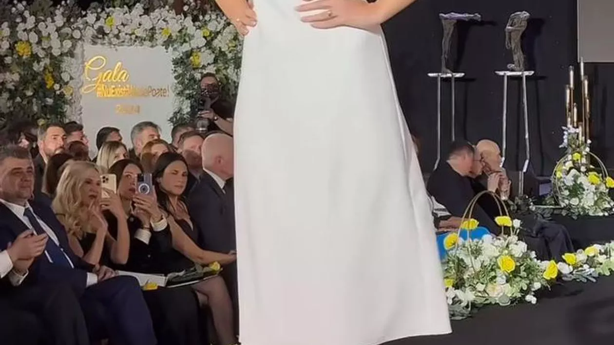 Marcel Ciolacu, prezent la lansarea colecției de haine marca Andreea Raicu. Ilinca Vandici i-a trimis o bezea premierului, care admira modelele din primul rând (VIDEO)