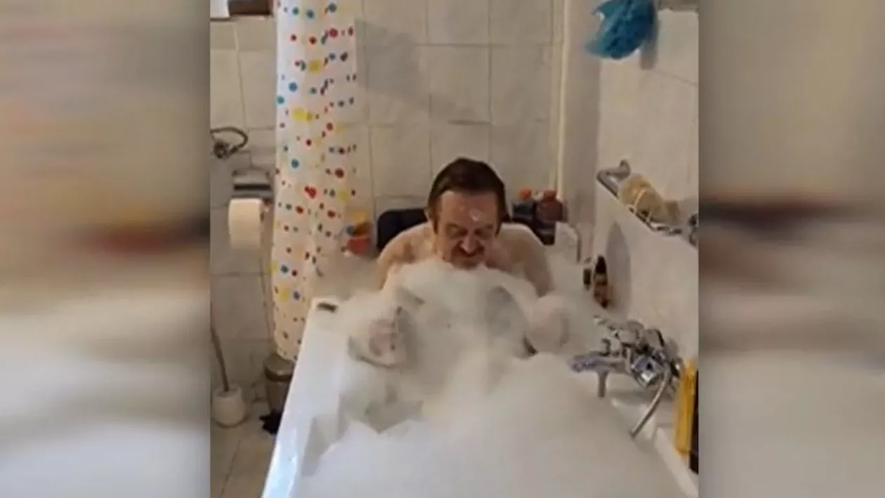 Imagini uluitoare cu Dan Morega, fostul prefect de Gorj: A transmis un mesaj bizar direct din cada cu spumă (VIDEO)