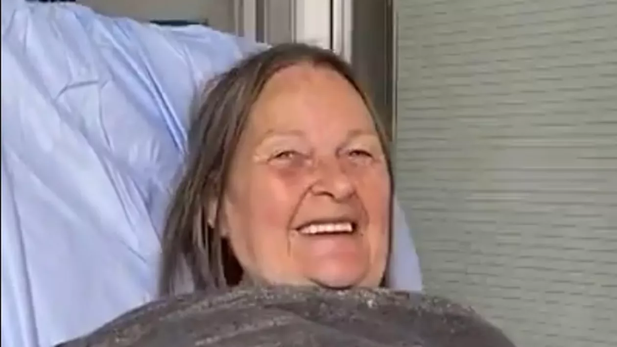 Turista din Scoția, atacată de o ursoaică din România, a vrut să-și facă un selfie cu animalul sălbatic care avea și un pui: „Am crezut că vrea să ne împrietenim”