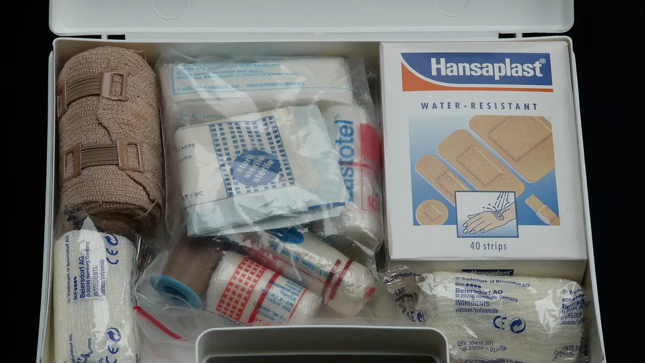 Modificări ale Codului Rutier. Ce categorii de vehicule nu vor mai fi obligate să fie echipate cu trusa de prim ajutor și triunghiurile reflectorizante