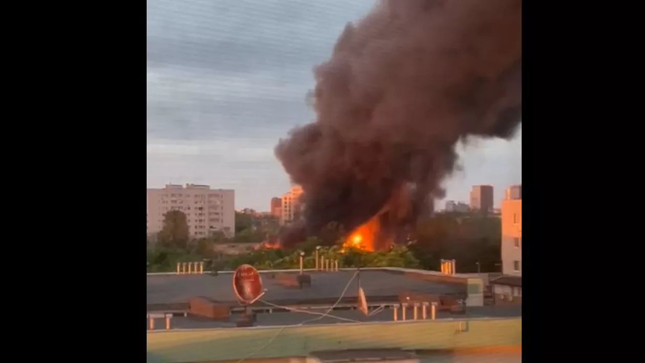 Incendiu și explozii la o hală dezafectată din Bucureștii Noi. Pompierii au intervenit de urgență / A fost emis mesaj Ro-Alert (VIDEO)