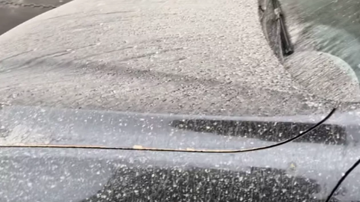 Praful saharian s-a resimțit în România. Milioane de români și-au găsit mașinile murdare, miercuri dimineață (FOTO)