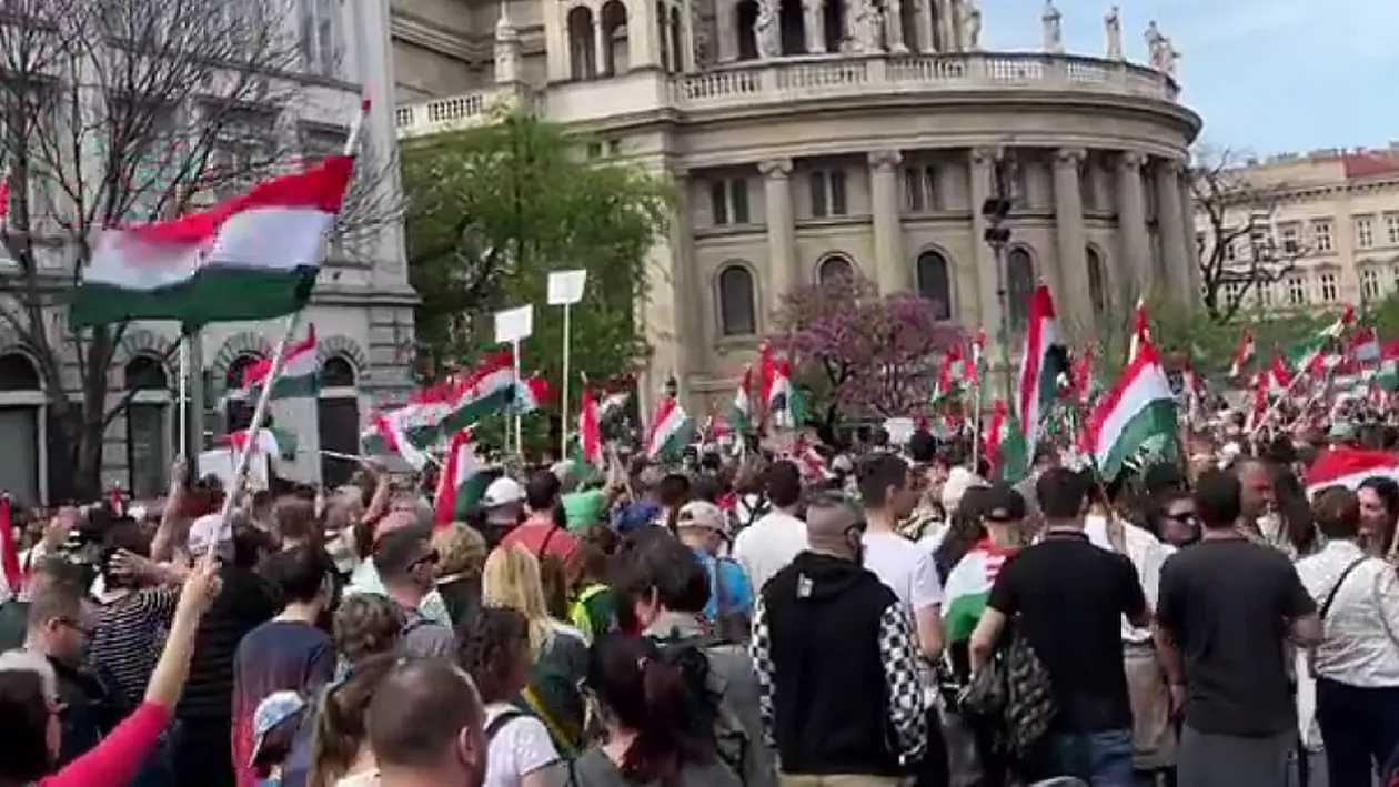 Zeci de mii de oameni au protestat împotriva guvernului Viktor Orban la Budapesta (FOTO, VIDEO)