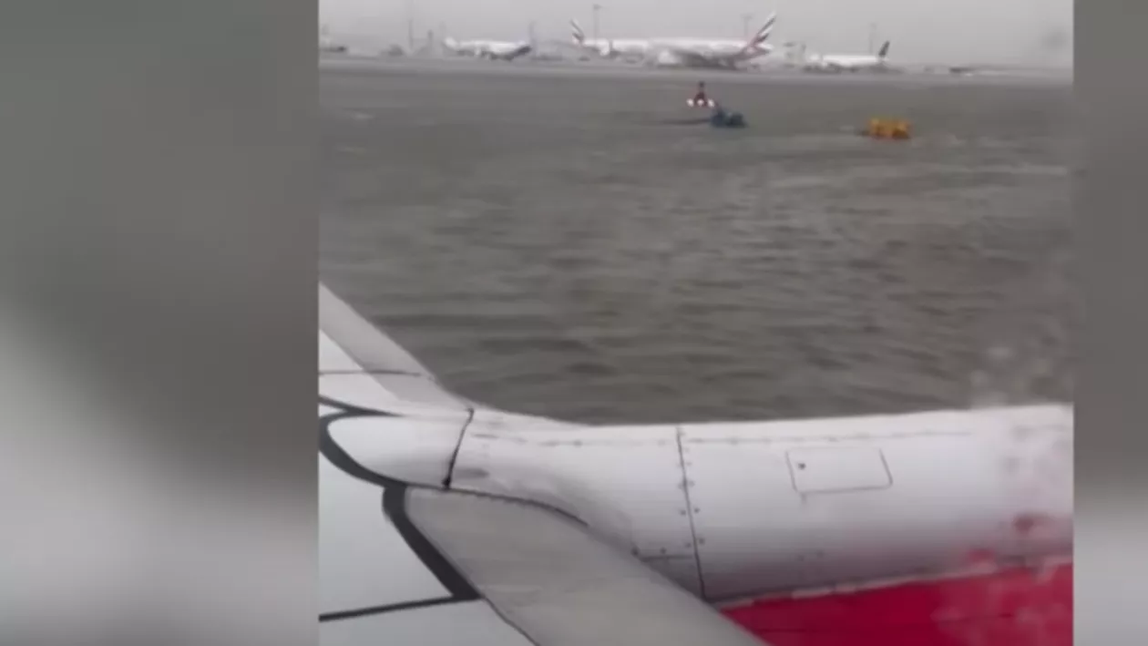 Traficul pe Aeroportul din Dubai s-a reluat treptat. Străzile sunt încă inundate