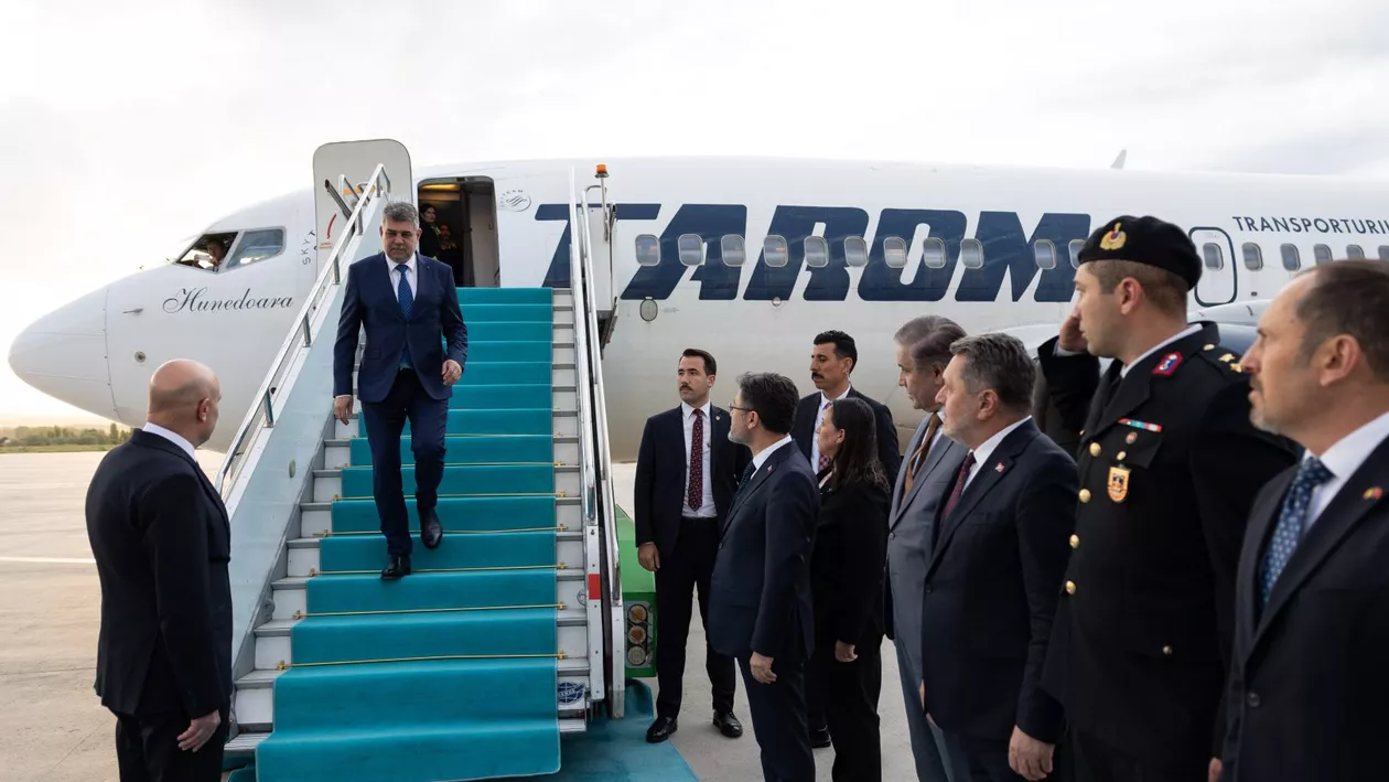 Premierul Ciolacu a fost întâmpinat la Ankara de oficialii turci  / Ciolacu își dorește să semneze un acord cu Erdoğan ca românii să nu mai aibă nevoie de pașaport când călătoresc în Turcia