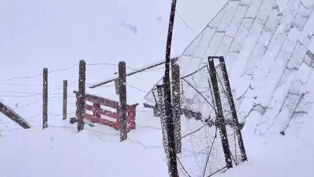 Peisaj de iarnă pe platoul Bucegi, aproape de jumătatea lunii mai. Strat mare de zăpadă în urma ninsorilor abundente