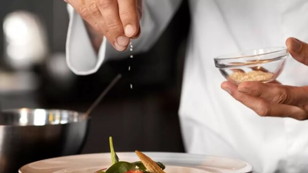 Povestea extraordinară a lui chef Tavi Helian. Cum a ajuns un român care spăla vase în Spania să gătească pentru Messi ori Shakira