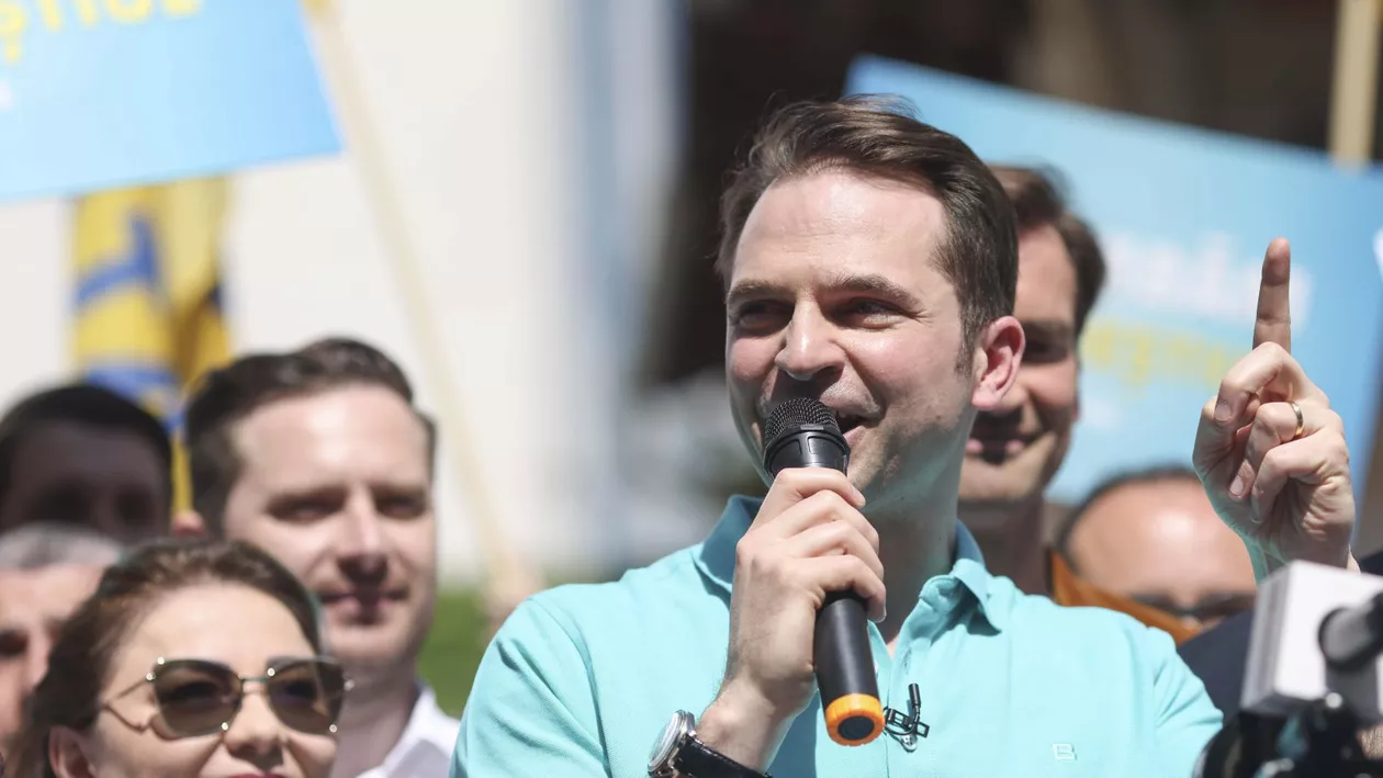 Sebastian Burduja, întrebat de ce poartă același tricou turcoaz în campanie? “Nu e același, am mai multe. E o chestiune legată, mai degrabă, de superstiție” (VIDEO)