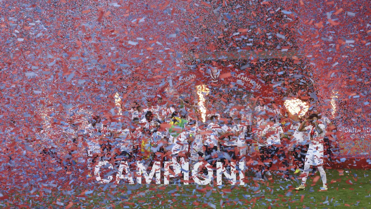 FCSB a primit trofeul de campioană a României, pe Arena Naţională, la finalul meciului pierdut cu CFR Cluj, scor 0-1