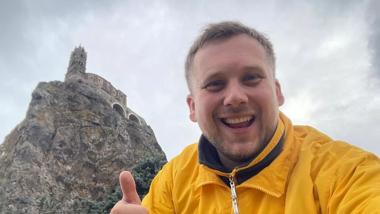 Un tânăr s-a trezit cu arsuri de gradul trei pe faţă, iar mâinile erau pătate şi decolorate, după ce a mâncat acest fruct exotic: Am mușcat din el şi a explodat imediat