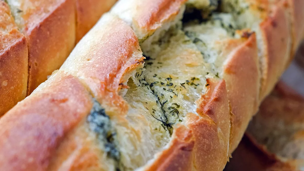 Brutarii francezi au făcut cea mai lungă baghetă din lume, doborând recordul Italiei (FOTO)