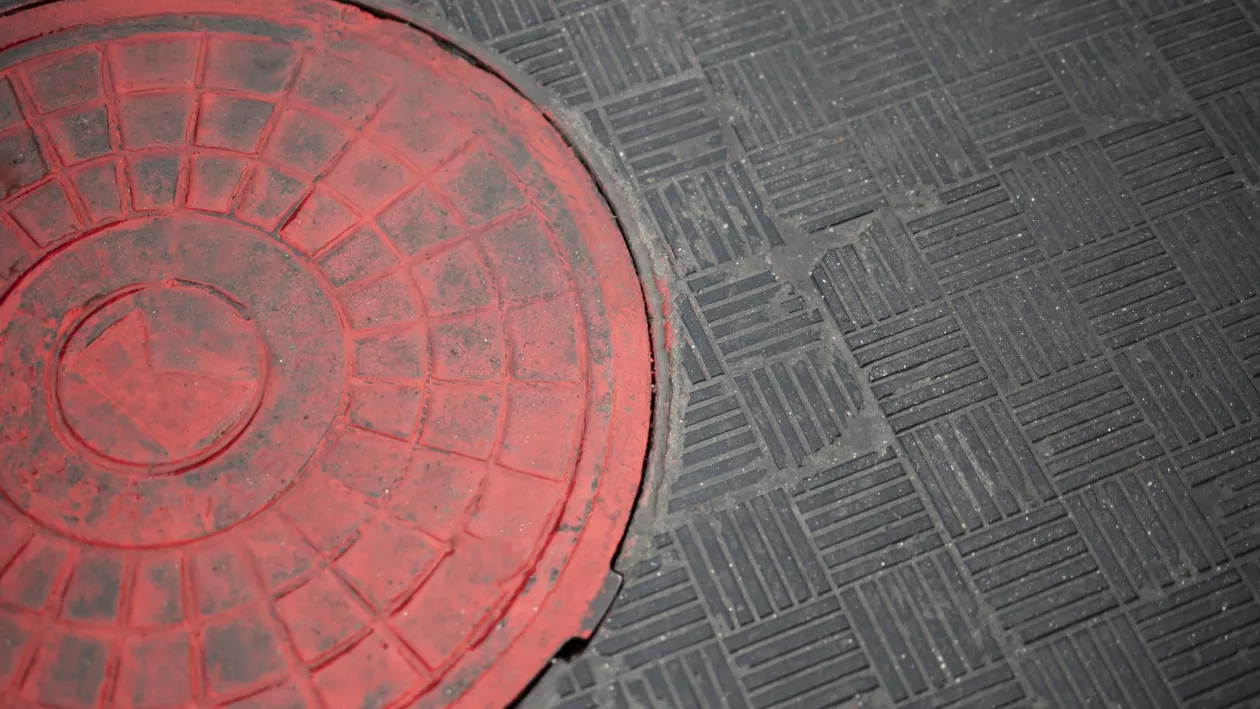 Șofer de camion, ucis de un capac de canalizare aruncat de pe un pod