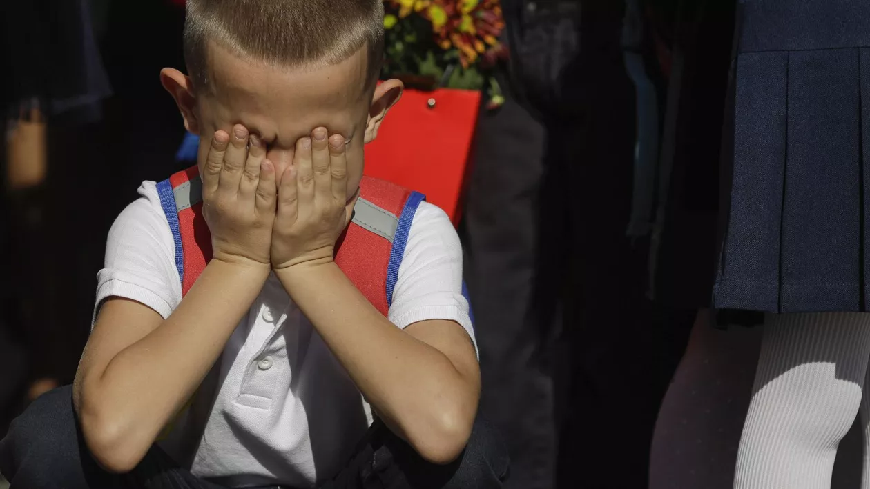 Sute de părinți au așteptat cu orele pentru a-și înscrie copiii la creșe și grădinițe. Unii s-au așezat la coadă și cu 12 ore înainte. „Am stat aici de m-au uitat sfinții”