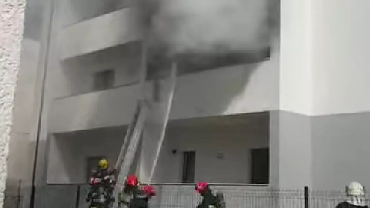 Explozie și incendiu într-un bloc din județul Iași. Au fost evacuate în jur de 15 persoane (VIDEO)