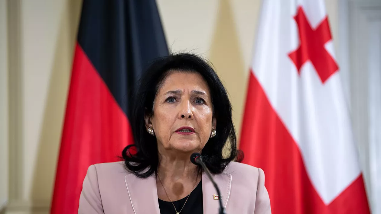 Președinta pro-europeană a Georgiei anunță că nu pleacă din funcție după încheierea mandatului. Salome Zourabichvili și opoziția spun că alegerile nu au fost valide