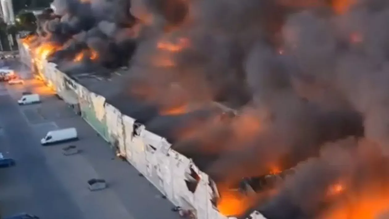 Incendiu devastator în Varşovia. Focul a făcut scrum un mall cu 1.400 de magazine: pompierii suspectează o mână criminală