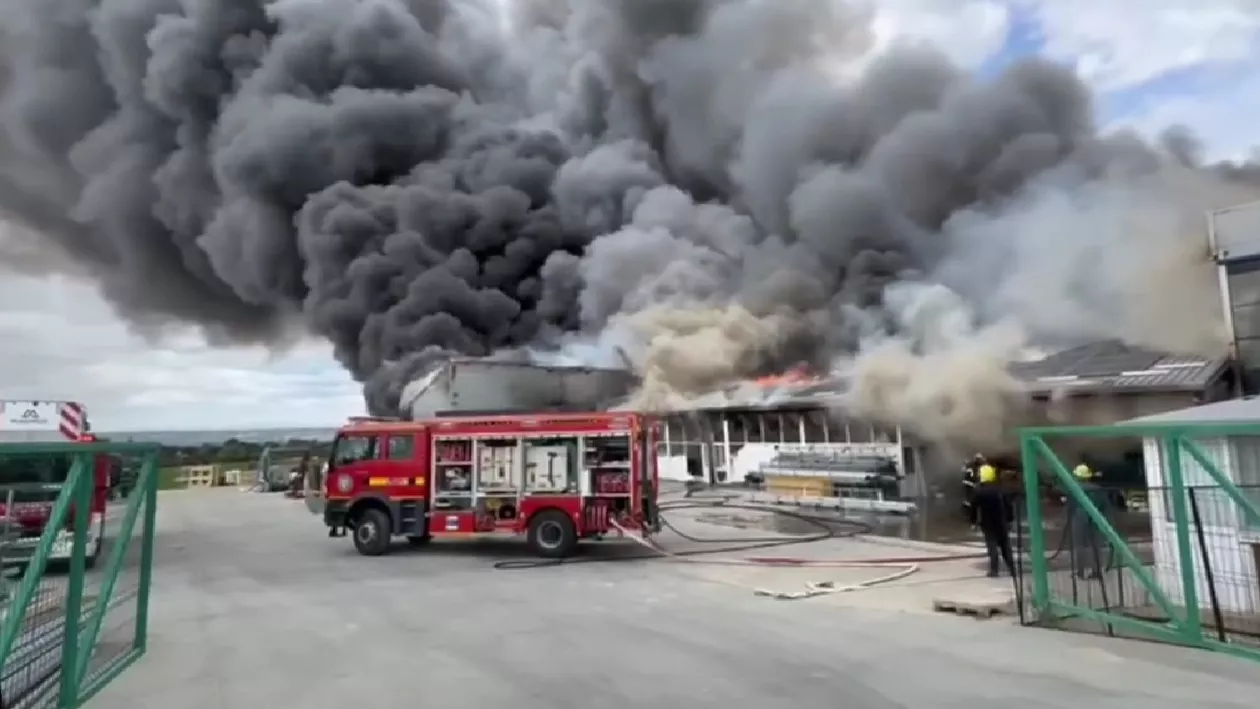 Avertizare RO-ALERT: Incendiu cu degajări mari de fum la o hală de termopane din Suceava (VIDEO)