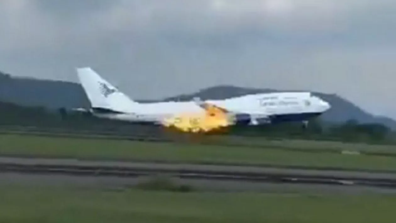 Alt incident cu un Boeing. Motorul avionului a luat foc în timpul decolării, în Indonezia
