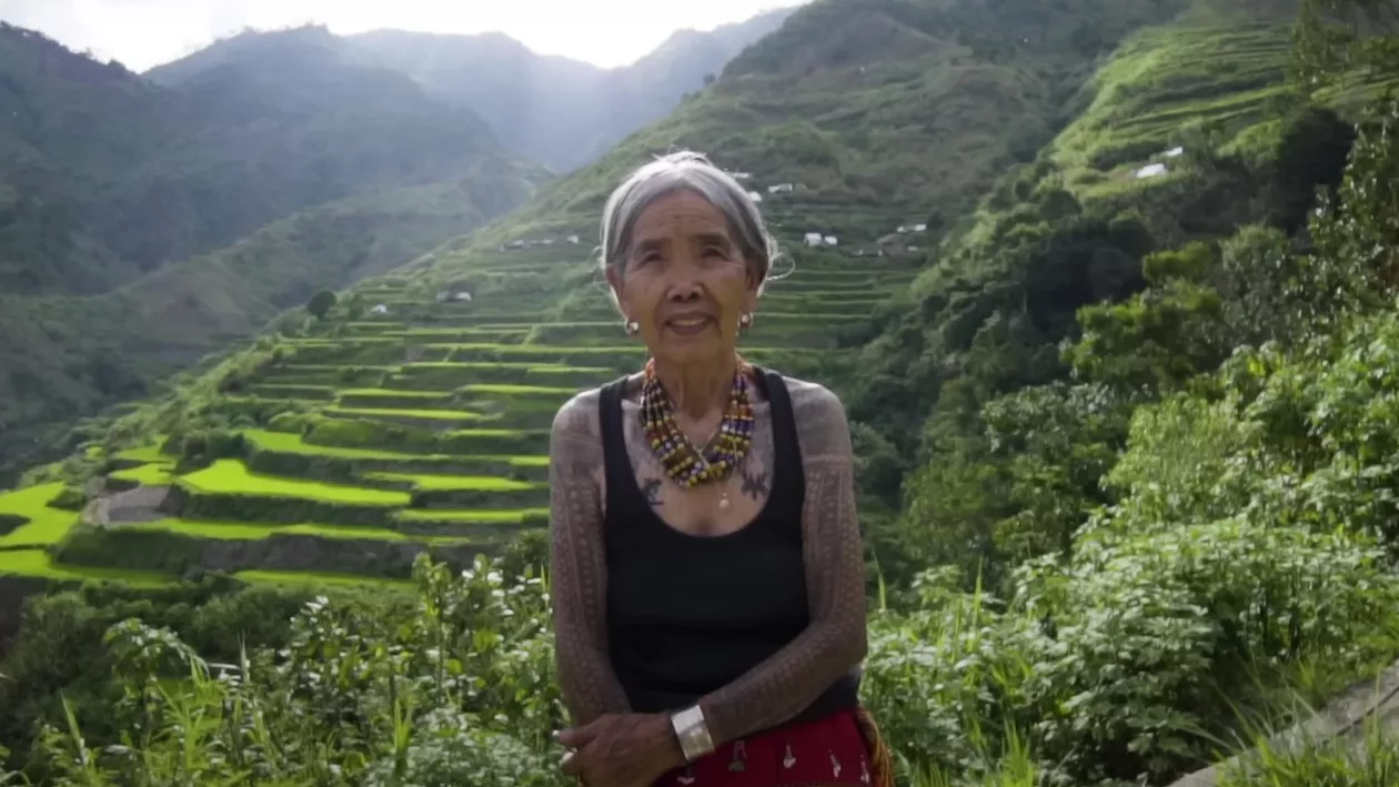 Care este cea mai veche tehnică de tatuat? Mii de turiști traversează lumea pentru singurul om de pe pământ care știe această practică (VIDEO)