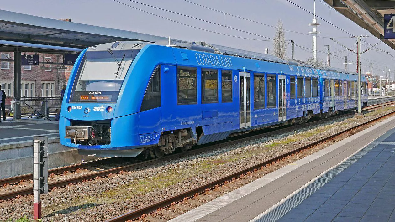 Accident feroviar cu urmări tragice. O femeie și-a pierdut picioarele după ce a fost lovită de tren