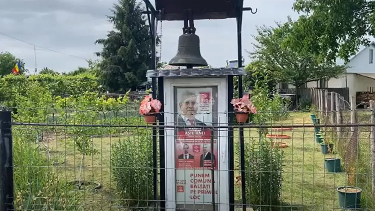 Indignare într-o comună din Iași, după ce icoana de la o troiță a fost înlocuită cu un poster electoral: „Icoana era aici de zeci de ani” (VIDEO)
