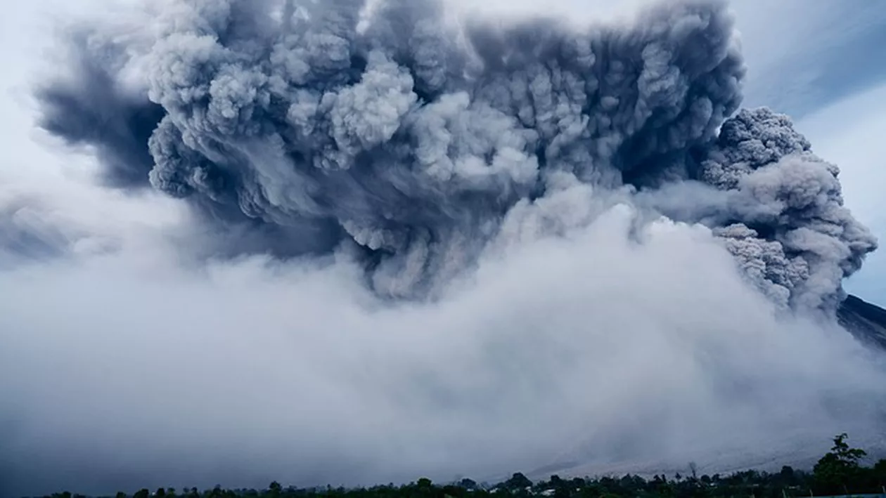 Vulcanul Ibu din Indonezia a erupt din nou. Coloana de cenuşă s-a ridicat până la 6 kilometri în atmosferă