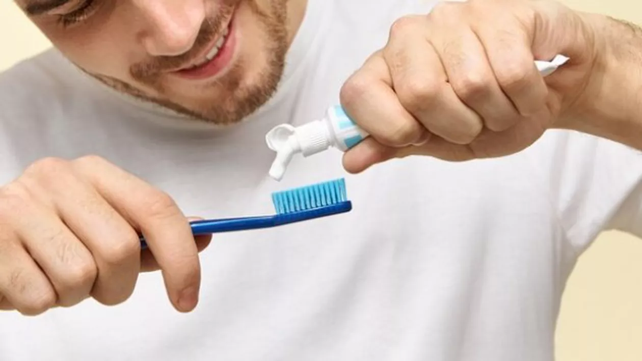 Newsweek: Când trebuie să te speli pe dinți: înainte sau după ce bei cafea? Ți se deteriorează smalțul!