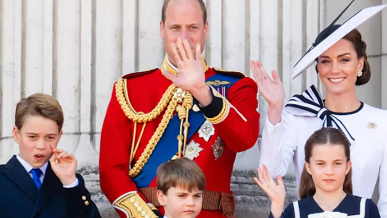 Prinţul Louis a împlinit 7 ani. Detaliul neașteptat care a atras atenția fanilor, după ce Prinţul William şi Kate Middleton au publicat o fotografie cu sărbătoritul zilei (FOTO)