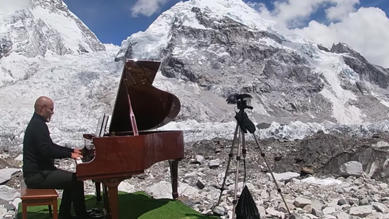 Record mondial în India. Pianistul orădean Thurzó Zoltán a cântat la pian în vârful celui mai înalt drum asfaltat din lume