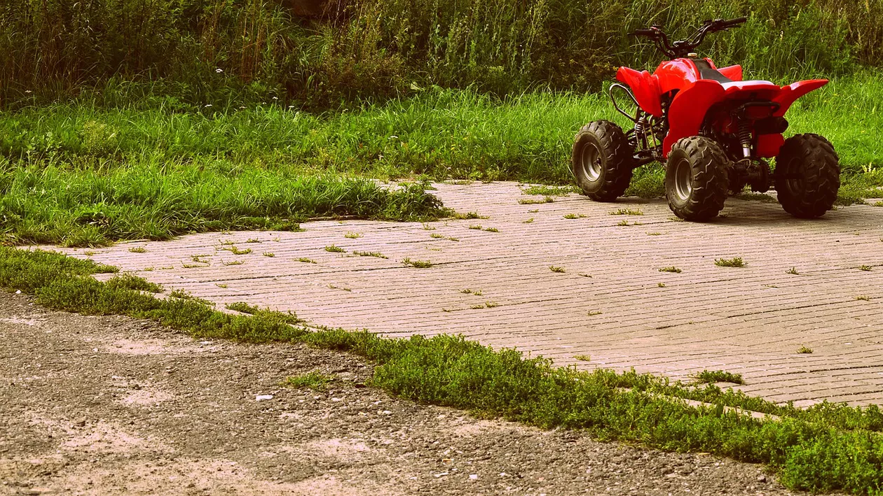 Două turiste au ajuns la spital după ce s-au răsturnat cu ATV-ul în stațiunea Slănic Moldova