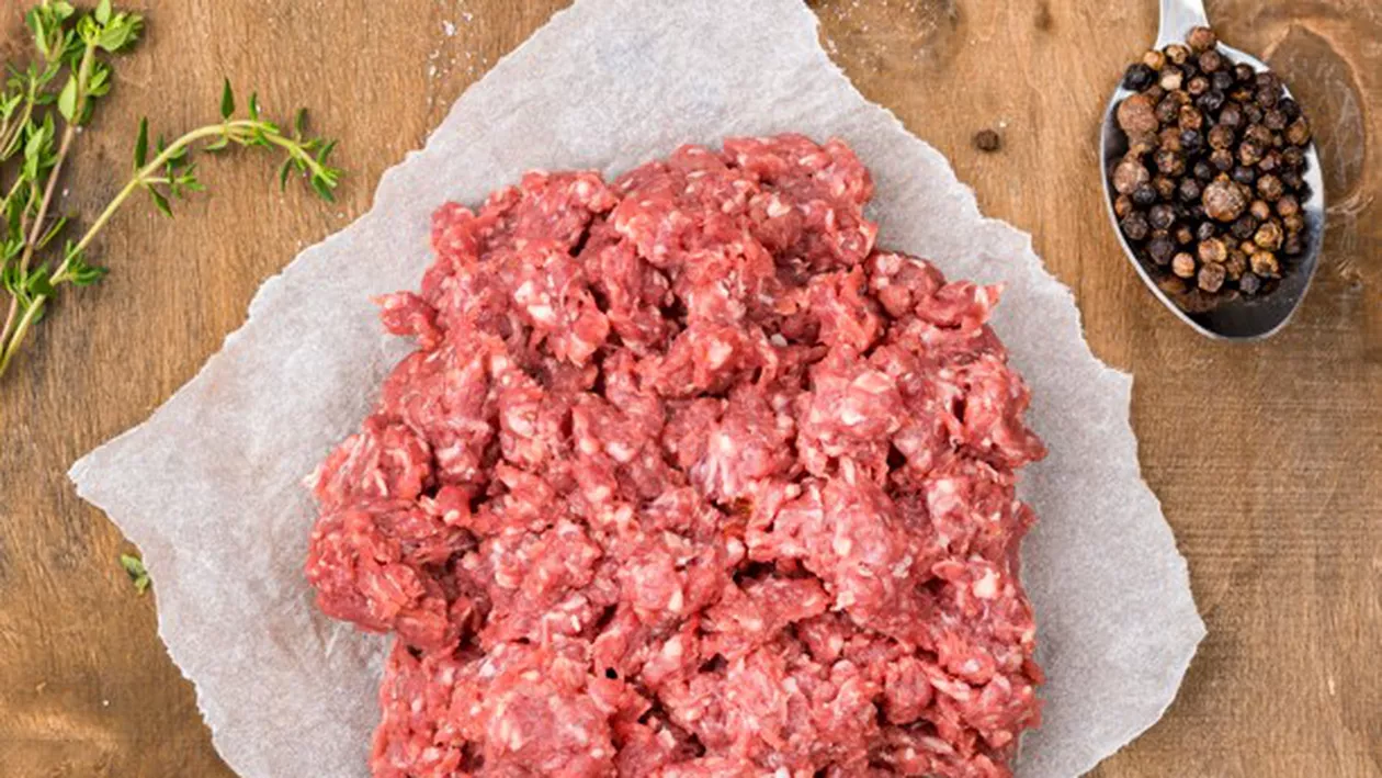 Alertă alimentară! Ce ar conține carnea tocată care a fost retrasă de la vânzare
