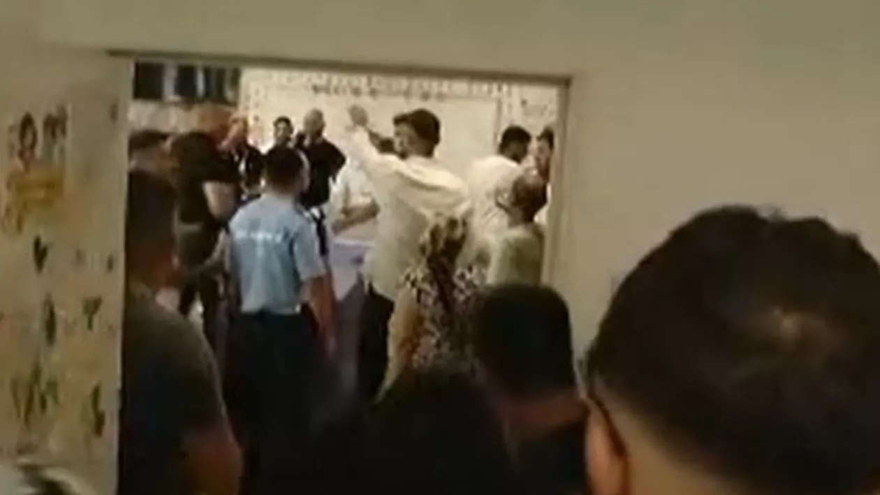 Cozi uriașe la o secție de votare din Ștefăneștii de Jos: Unii alegători se plâng că au stat 4 ore, în plină caniculă, pentru a vota