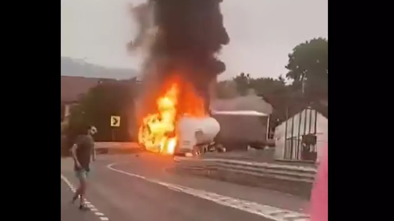 Imagini cu un TIR și o cisternă care ard ca o torță, în Bihor, după ce s-au ciocnit violent (VIDEO)