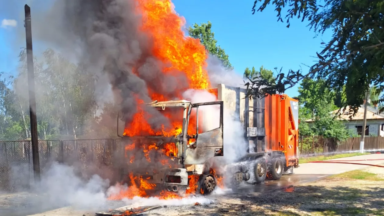 Incendiu în Giurgiu. O mașină de gunoi a luat foc, fiind distrusă în proporție de 90%