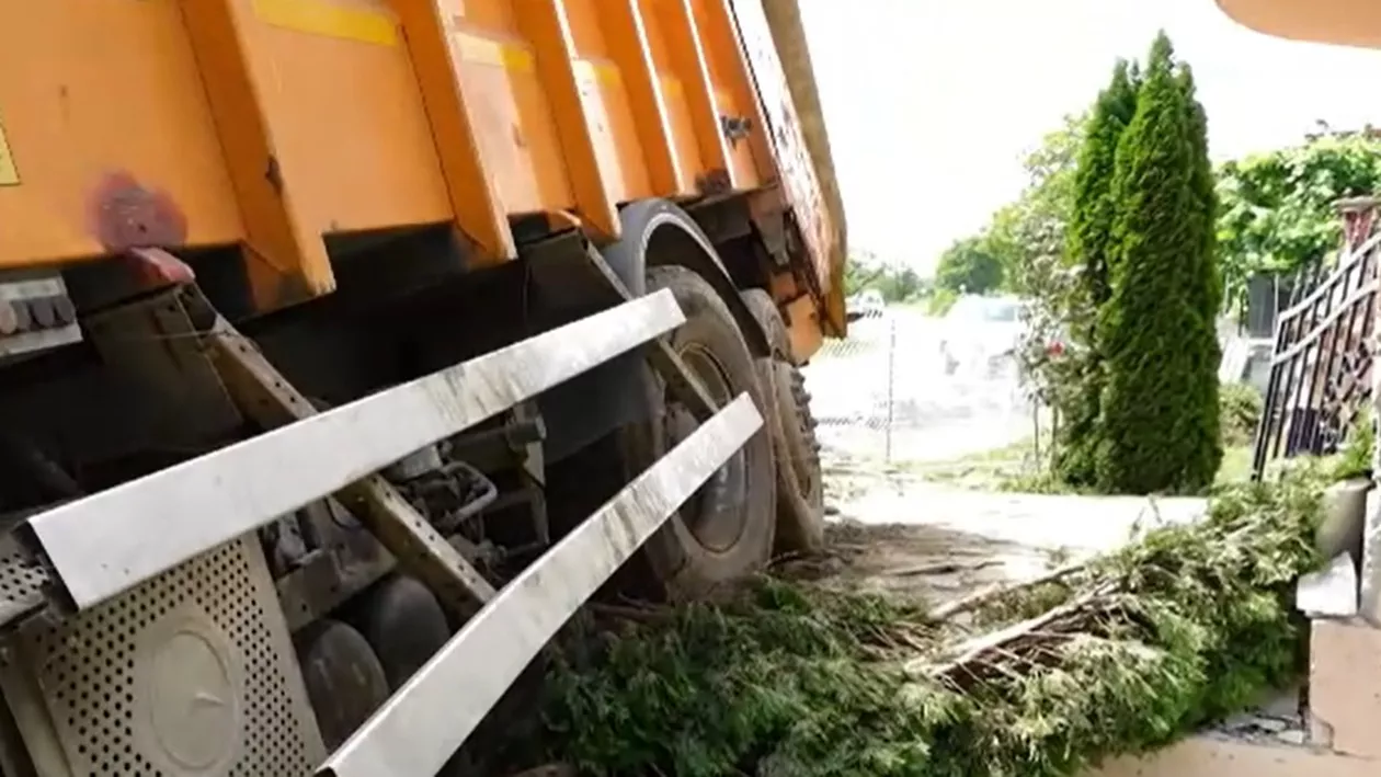 Șoferul unei mașini de gunoi care nu mai putea fi controlată a murit, după ce a sărit de la volan