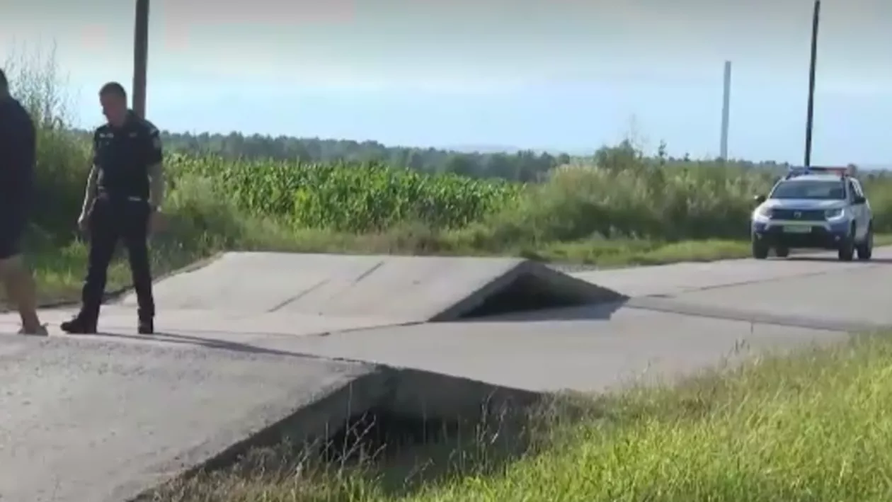 Un drum județean din Gorj, stricat de caniculă. S-a produs și un accident în zonă