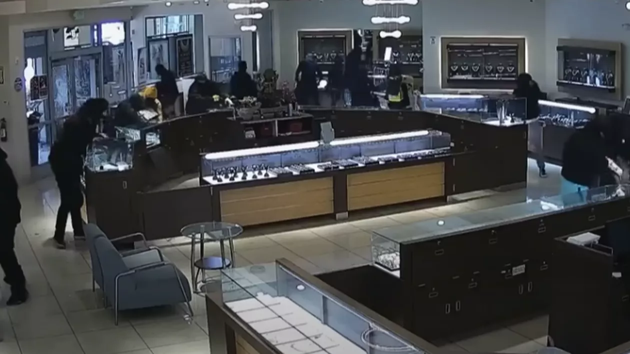 Spargere într-un magazin de bijuterii din California. 20 de bărbați îmbrăcați în negru și înarmați cu ciocane l-au jefuit (VIDEO)