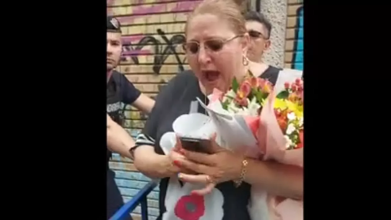 Diana Șoșoacă, mega scandal lângă un tir cu voturi, în București. Susține că au bătut-o jandarmii: A fost frumos să mă lovești? Non-stop ați dat în oameni, acum dați într-un senator? Rușine să vă fie! (VIDEO)