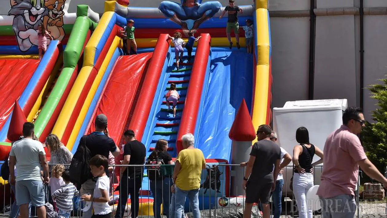 Trei copii au ajuns la spital, la Oradea, după ce o rafală de vânt a răsturnat toboganele gonflabile pe care se jucau