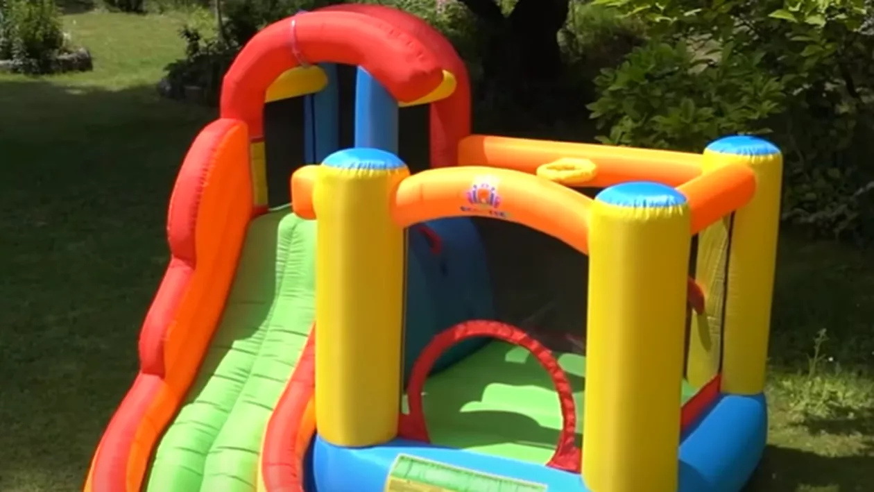 O femeie și trei copii, răniți în Brașov, după ce un tobogan gonflabil a fost luat de vânt