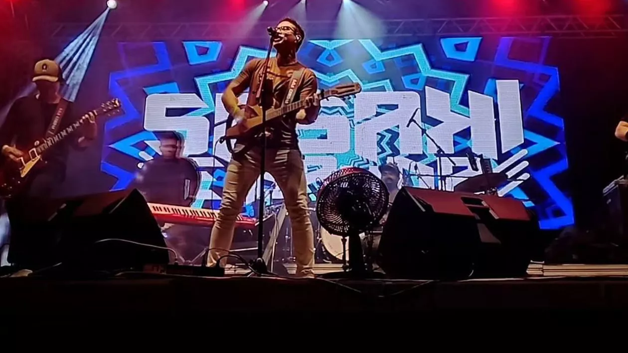 Un cântăreț a murit pe scenă, în timpul unui concert. Ce i-a adus sfârșitul