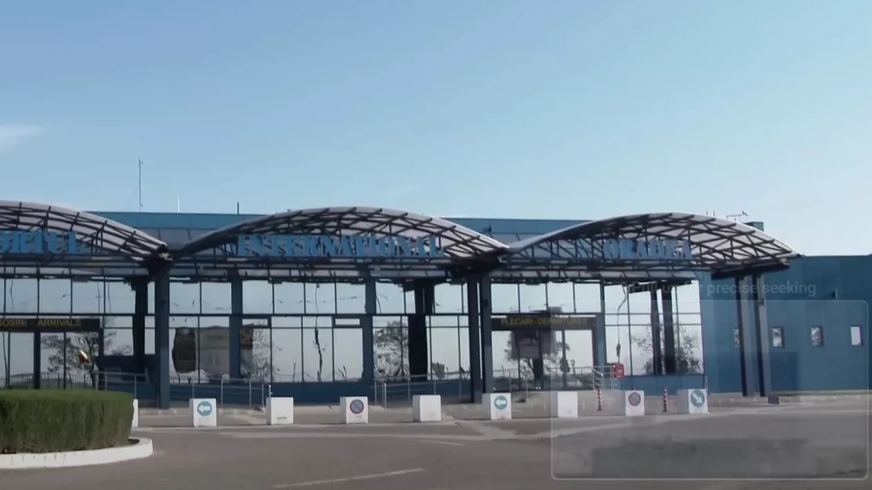 O furtună puternică a doborât un gard la Aeroportul din Oradea. Vremea a dus la anularea unui zbor al companiei Tarom