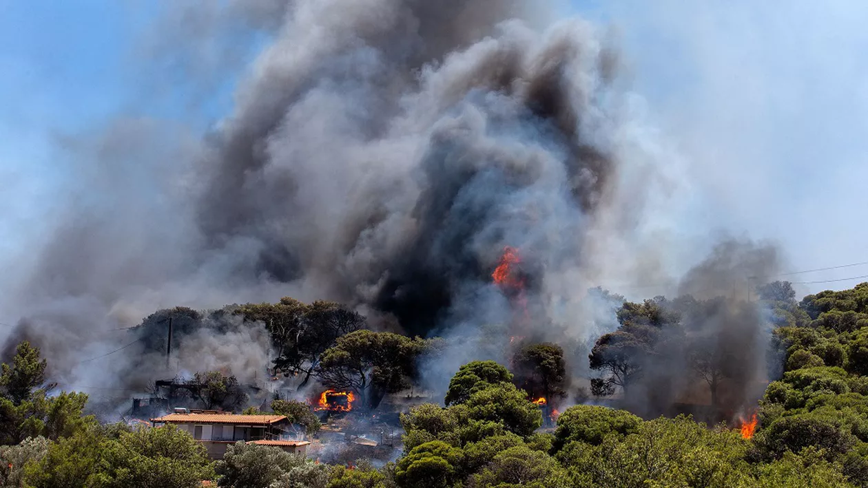 Incendiile din Grecia fac ravagii! Turcia a trimis două avioane și un elicopter pentru a opri flăcările