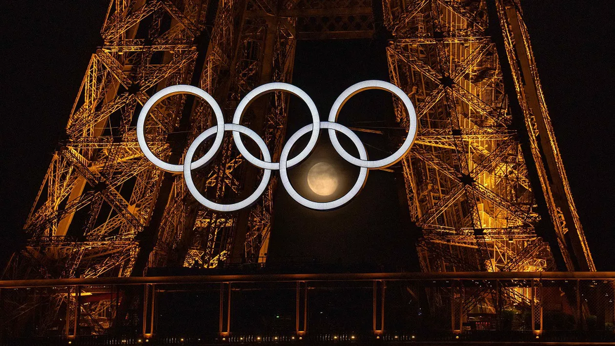 Turnul Eiffel, evacuat cu câteva ore înainte de ceremonia de închidere a Jocurilor Olimpice de la Paris. Un bărbat a încercat să se cațere pe monument (FOTO, VIDEO)