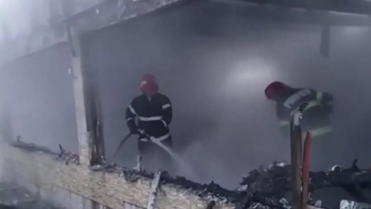 Incendiu devastator în București. 5 case ard în cartierul Colentina. 12 autospeciale se luptă cu flăcările (VIDEO)