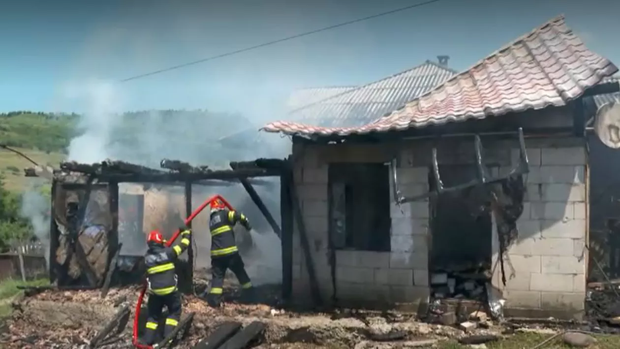 Bistrița-Năsăud: Reacția oamenilor dintr-o localitate când au văzut că a luat foc casa unui vecin