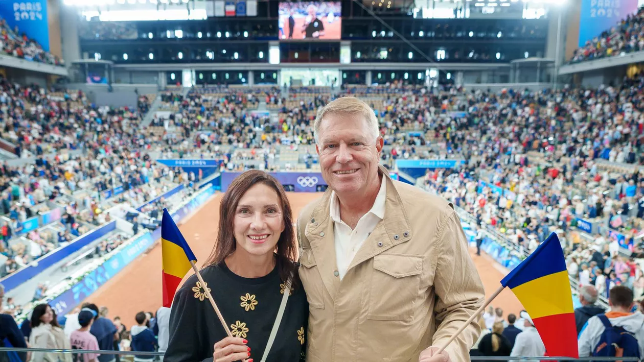 Klaus Iohannis, noi imagini de la Jocurile Olimpice. S-a pozat cu mai mulți sportivi, dar și cu soția sa (FOTO)