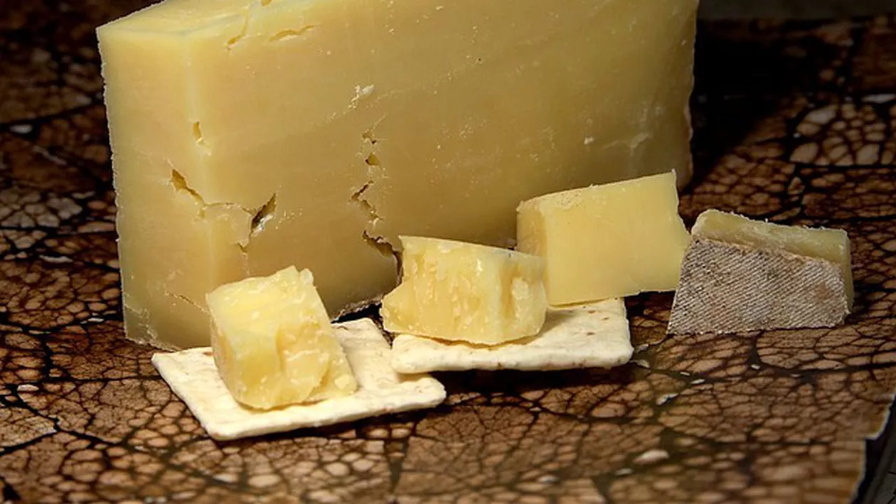 Polițist concediat după ce a furat 180 kg de brânză cheddar dintr-un camion. A vrut să salveze marfa