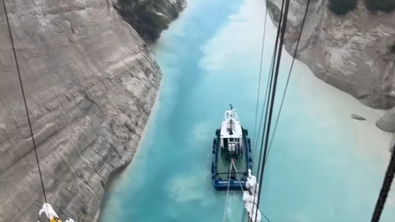 Imagini cu nava-şcoală ”Mircea” traversând canalul Corint pe furtună: „O manevră pe cât de dificilă, pe atât de spectaculoasă” (VIDEO)