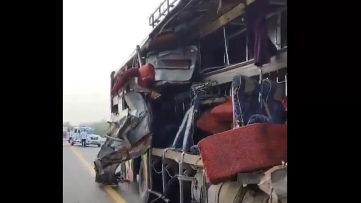 Un autobuz s-a izbit de un camion cu lapte, în India. Cel puțin 18 oameni au murit (VIDEO)